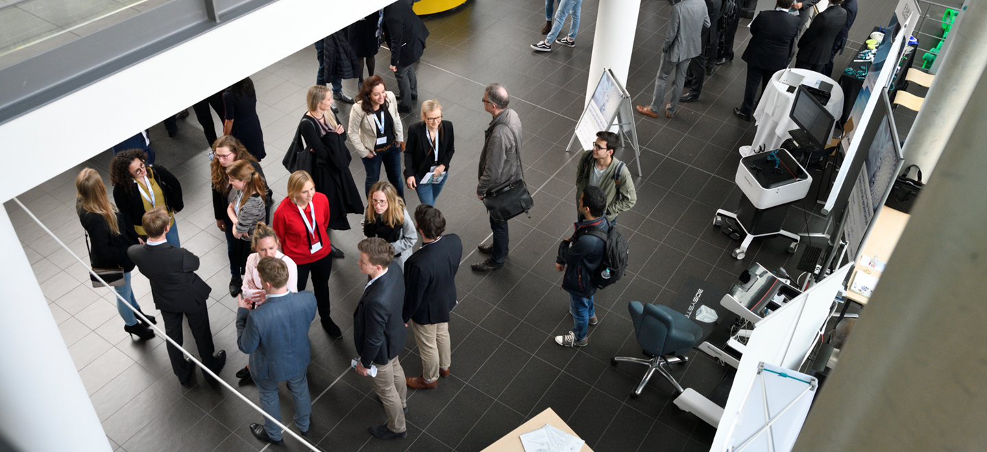 Menschengruppe in Foyer in Gespräch